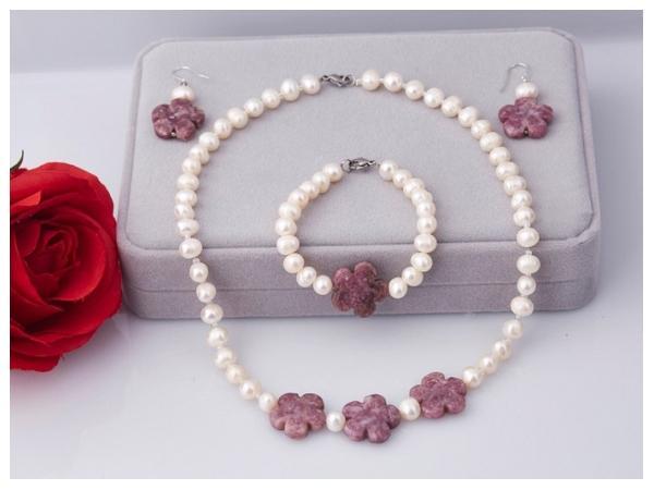 You can buy pearl products such as bracelets, necklaces,..