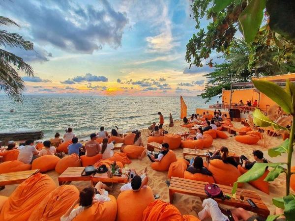 OCSEN Beach Bar & Club is a place chosen by many tourists to watch the Phu Quoc Sunset